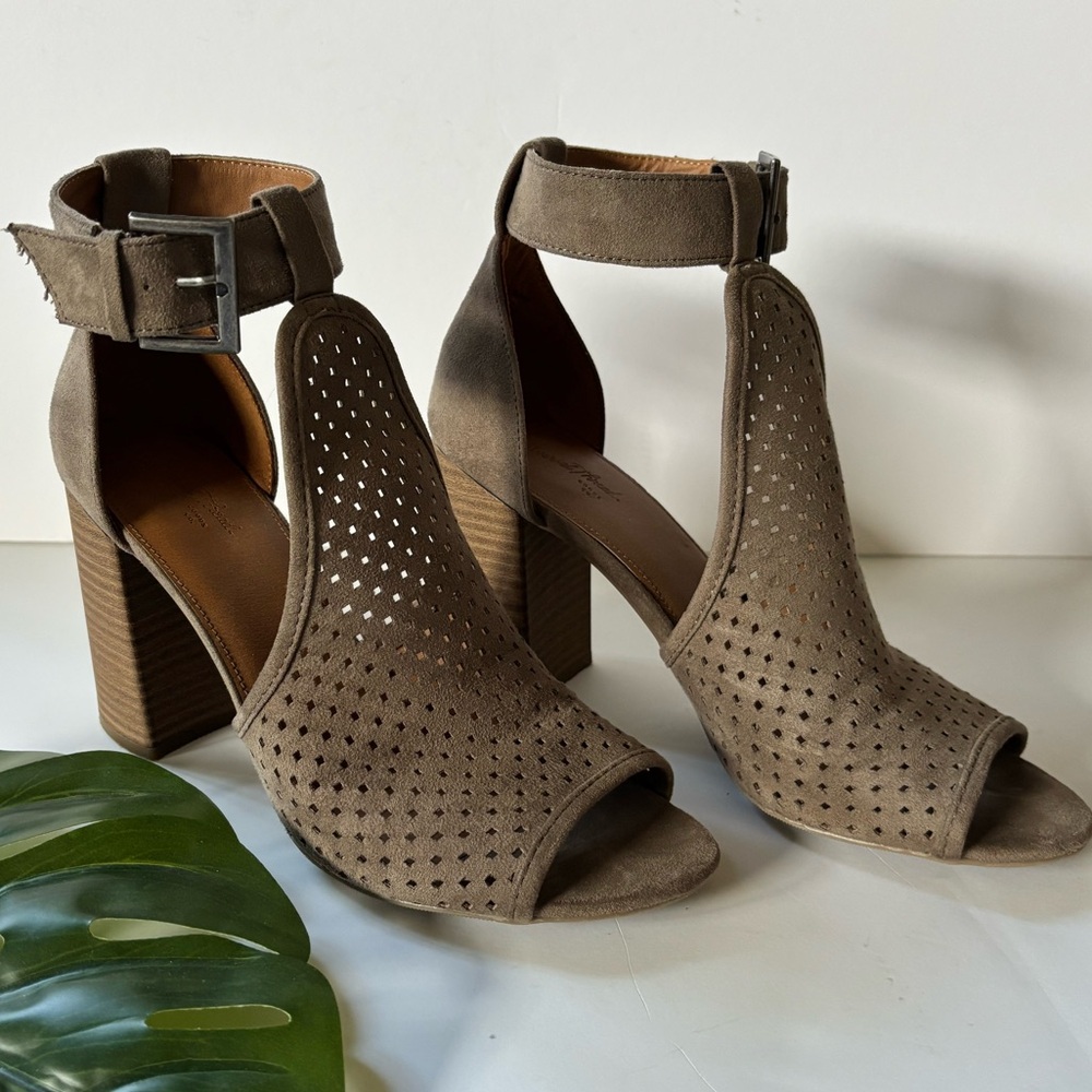 Universal Thread Tan Sandals (Size 7.5)